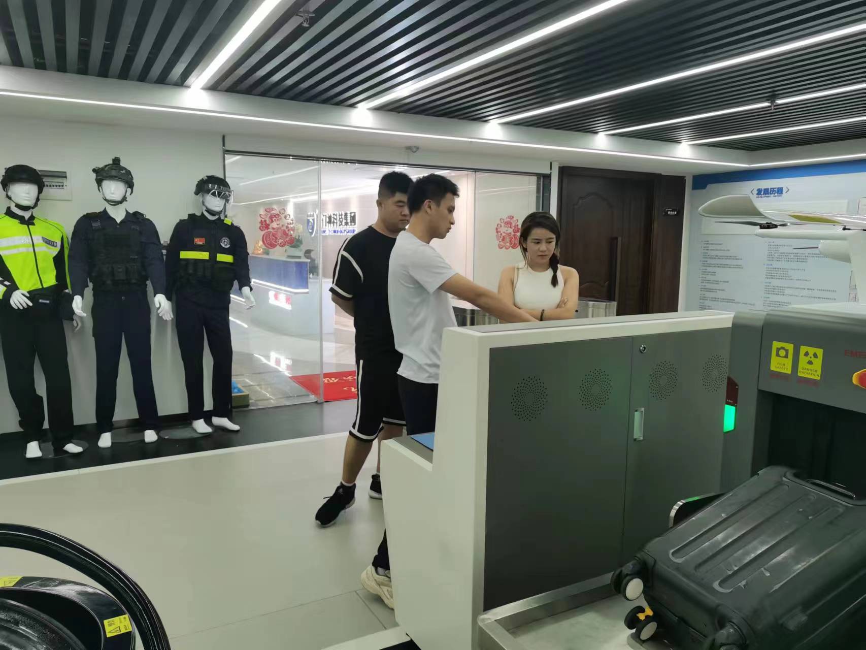 遼寧客戶來司參觀，守門神為其展示創新產品與卓越技術